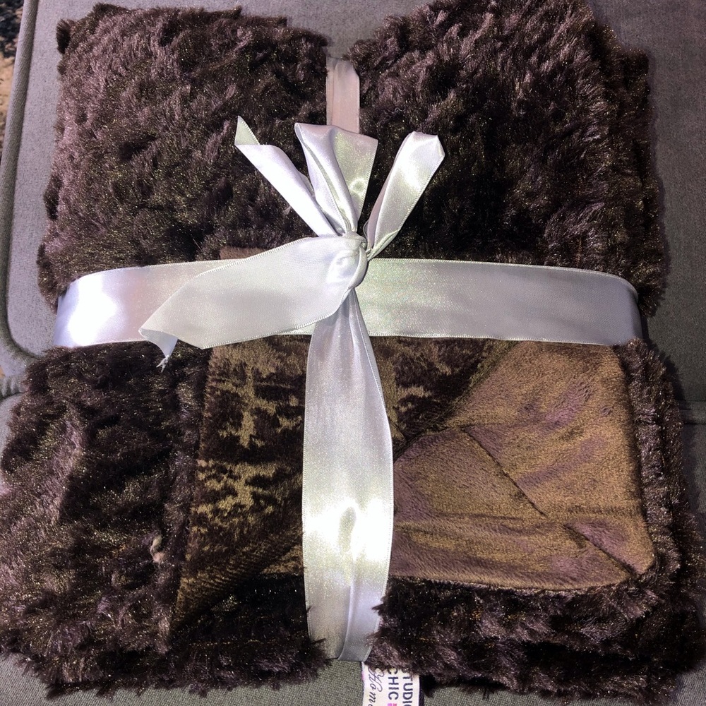 Studio Chic fuzzy faux fur throw blanket NWT brown